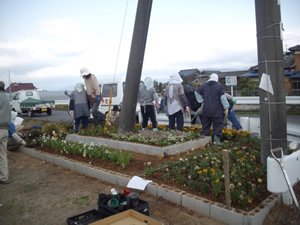 水路敷きへの花壇の築造