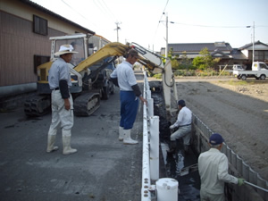 水路の泥上げ