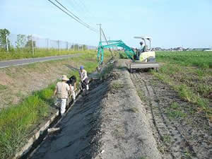 水路の泥上げと水路法面の補修