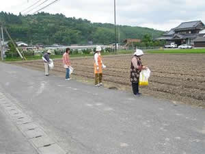 婦人会による道路のゴミ拾い