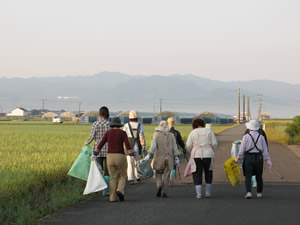 道路のゴミ拾い