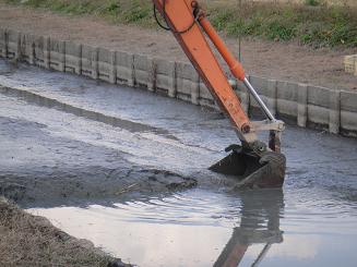 最近の活動のようす～水路の泥土上げ（江越環境保全活動組織）