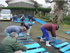 水路堰板の塗装