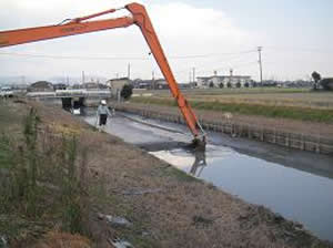 水路の泥土上げ