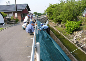 抑草シートによる雑草対策