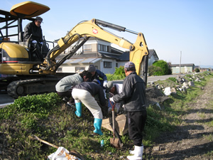 農道法面の瓦礫除去作業