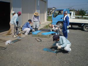 水路の堰板への塗装