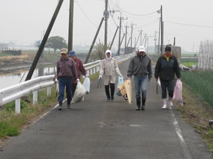 道路のゴミ拾い