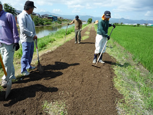 農道の砂利散布による補修