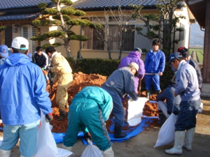 水路補修のための土のう作り