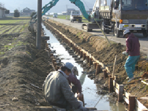小排水路の板柵設置作業