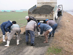 道路への砂利の補充