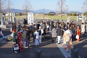 二十歳のつどい会場外縦看板